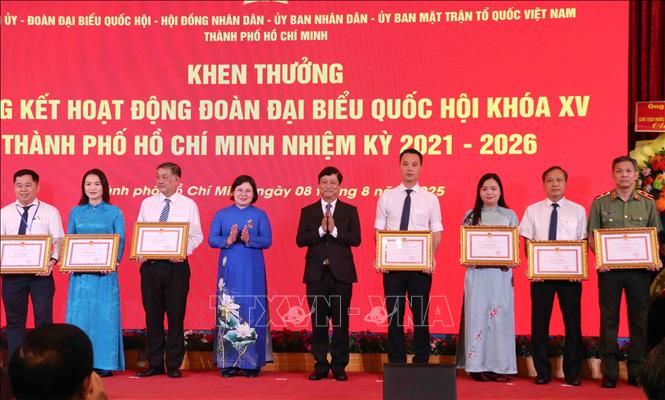 Tặng Bằng khen của UBND Thành phố Hồ Chí Minh cho đại diện tập thể có thành tích xuất sắc trong thực hiện nhiệm vụ của Đoàn Đại biểu Quốc hội Thành phố Hồ Chí Minh khóa XV, nhiệm kỳ 2021-2026. Ảnh: Xuân Khu-TTXVN