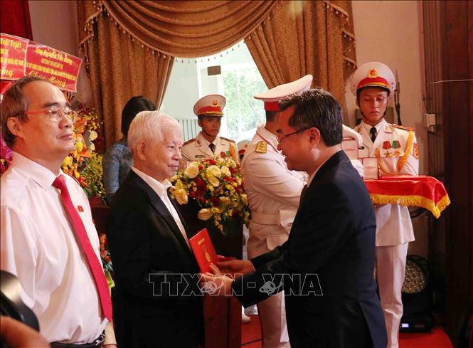 Phó Bí thư Thường trực Thành ủy TP. Hồ Chí Minh Nguyễn Thanh Nghị (phải) trao Kỷ niệm chương “Vì sự nghiệp xây dựng và phát triển Thành phố Hồ Chí Minh” cho ông Nguyễn Minh Triết, nguyên Ủy viên Bộ Chính trị, nguyên Chủ tịch nước. Ảnh: Xuân Khu-TTXVN