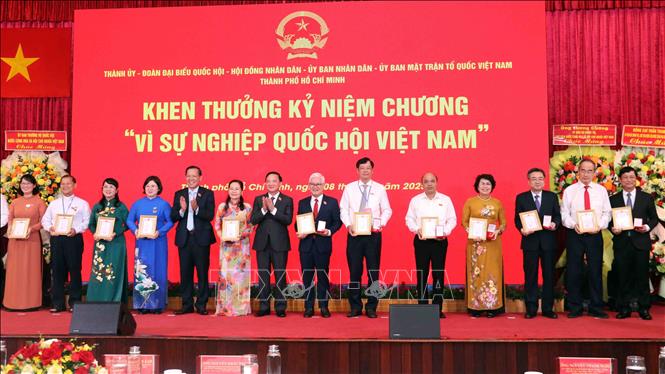 Tặng Kỷ niệm chương “Vì sự nghiệp Quốc hội Việt Nam
