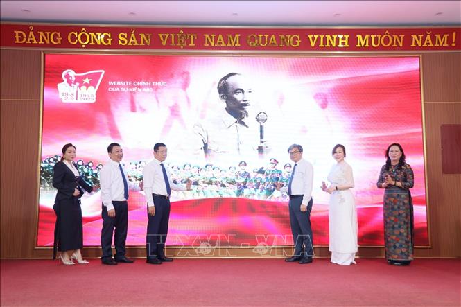 Các đại biểu thực hiện nghi thức lễ ra mắt nền tảng số “A80 - Tự hào Việt Nam”. Ảnh: Tuyết Mai - TTXVN