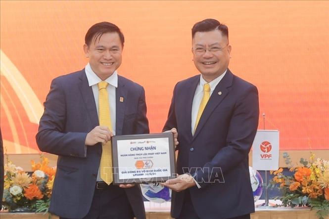 Ông Trần Anh Tú (bên trái), Chủ tịch VPF trao bảng danh vị Nhà tài trợ chính Giải Bóng đá Vô địch Quốc gia 2025/26 cho đại diện ngân hàng Lộc Phát LPBank. Ảnh: Minh Quyết - TTXVN