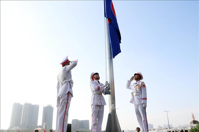 The ASEAN flag-hoisting ceremony held in Ho Chi Minh City. VNA Photo: Xuân Khu