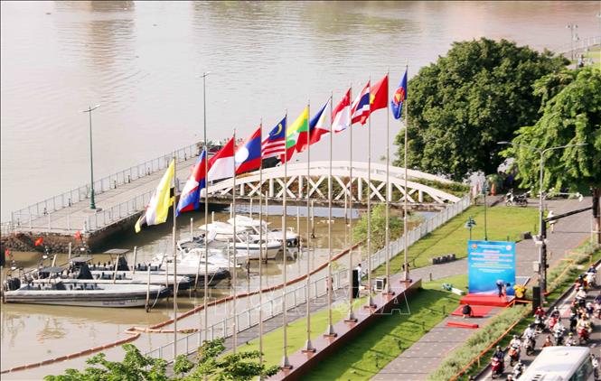A view of the ASEAN flag-hoisting ceremony held in Ho Chi Minh City. VNA Photo: Xuân Khu