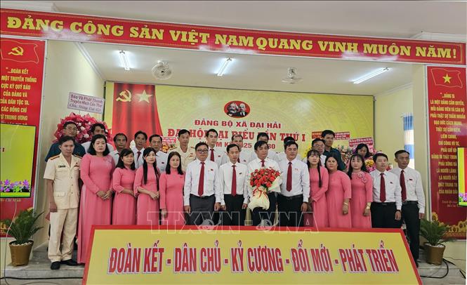 Ban Chấp hành Đảng bộ xã ra mắt Đại hội. Ảnh: Trung Hiếu-TTXVN