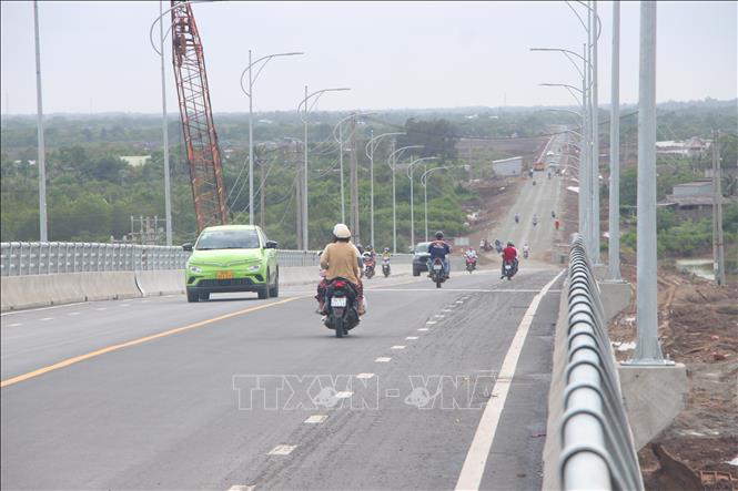 Cầu Gành Hào (tỉnh Cà Mau) được đưa vào sử dụng tạo cú huých cho hạ tầng giao thông, giúp người dân lưu thông thuận tiện và giao thương hàng hóa dễ dàng. Ảnh: Chanh Đa-TTXVN