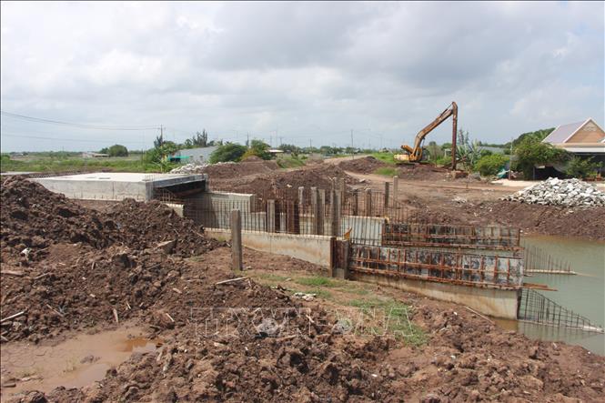 Dự án Xây dựng, nâng cấp đê biển Đông cấp bách chống biến đổi khí hậu tỉnh Bạc Liêu – đoạn từ kênh Mương 1 đến kênh Huyện Kệ đang được xây dựng. Ảnh: Chanh Đa-TTXVN