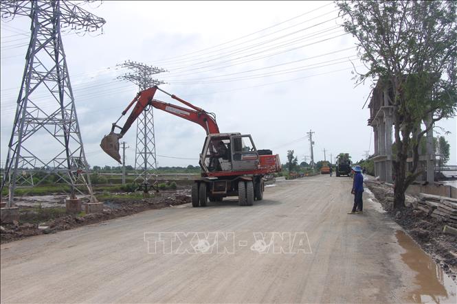 Đơn vị thi công dự án kè chống sạt lở trên địa bàn phường Hiệp Thành (tỉnh Cà Mau). Ảnh: Chanh Đa-TTXVN