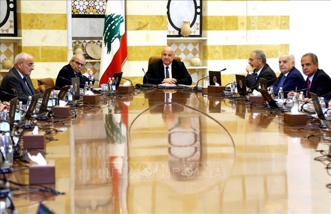 Tổng thống Liban Joseph Aoun (giữa), Thủ tướng Nawaf Salam (thứ 2, trái) tại cuộc họp nội các ở Baabda, phía Đông thủ đô Beirut, nhằm thảo luận về giải giáp lực lượng Hezbollah, ngày 5/8/2025. Ảnh: The Times of Israel/TTXVN