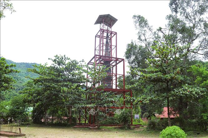 Hiện nay, để “cứu” tháp Xốp Lợt trước nguy cơ nghiêng đổ, ngành văn hóa, du lịch tỉnh Nghệ An và chính quyền địa phương đã xây dựng, lắp ghép bộ khung sắt đỡ thân tháp theo trục dọc. Ảnh: Xuân Tiến - TTXVN  