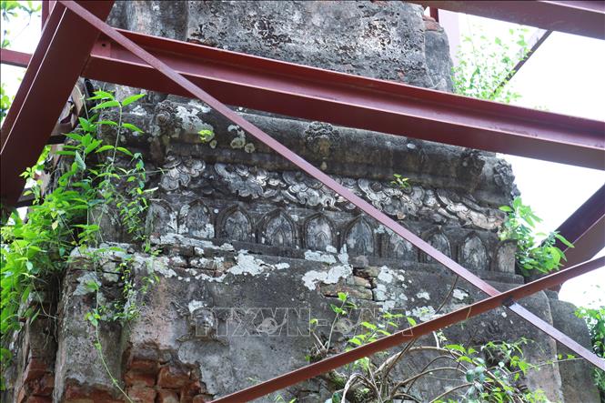 Tháp Xốp Lợt cao gần 30m, thân nhỏ dần về phần ngọn, chân tháp hình vuông có cạnh 4,5m. Ảnh: Xuân Tiến - TTXVN 