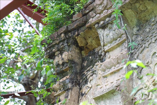 Phù điêu, hoa văn đắp nổi trên thân tháp Xốp Lợt mang nét độc đáo, tinh xảo. Ảnh: Xuân Tiến - TTXVN 