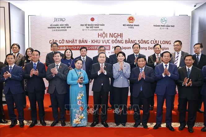 Chủ tịch Quốc hội Trần Thanh Mẫn với đại biểu. Ảnh: Doãn Tấn – TTXVN