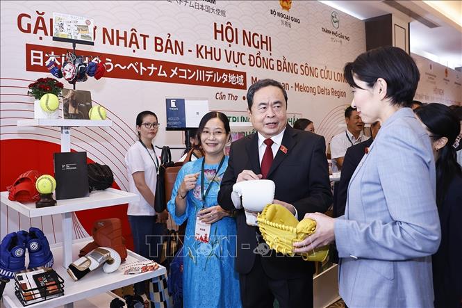 Chủ tịch Quốc hội Trần Thanh Mẫn và bà Obuchi Yuko, Hạ nghị sĩ, Chủ tịch Liên minh Nghị sĩ hữu nghị Nhật Bản - Việt Nam tham quan gian trưng bày sản phẩm tại hội nghị. Ảnh: Doãn Tấn – TTXVN