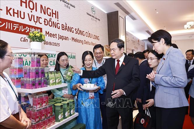 Chủ tịch Quốc hội Trần Thanh Mẫn và bà Obuchi Yuko, Hạ nghị sĩ, Chủ tịch Liên minh Nghị sĩ hữu nghị Nhật Bản - Việt Nam tham quan gian trưng bày sản phẩm tại hội nghị. Ảnh: Doãn Tấn – TTXVN
