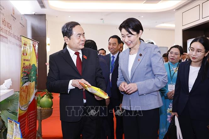 Chủ tịch Quốc hội Trần Thanh Mẫn và bà Obuchi Yuko, Hạ nghị sĩ, Chủ tịch Liên minh Nghị sĩ hữu nghị Nhật Bản - Việt Nam tham quan gian trưng bày sản phẩm tại hội nghị. Ảnh: Doãn Tấn – TTXVN