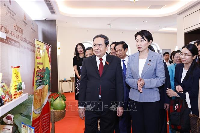 Chủ tịch Quốc hội Trần Thanh Mẫn và bà Obuchi Yuko, Hạ nghị sĩ, Chủ tịch Liên minh Nghị sĩ hữu nghị Nhật Bản - Việt Nam tham quan gian trưng bày sản phẩm tại hội nghị. Ảnh: Doãn Tấn – TTXVN