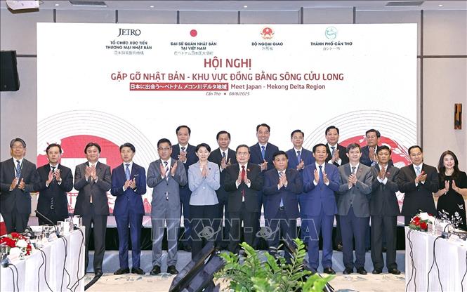 Chủ tịch Quốc hội Trần Thanh Mẫn với đại biểu. Ảnh: Doãn Tấn - TTXVN
