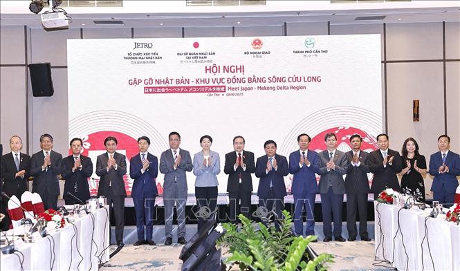 Chủ tịch Quốc hội Trần Thanh Mẫn với đại biểu. Ảnh: Doãn Tấn - TTXVN