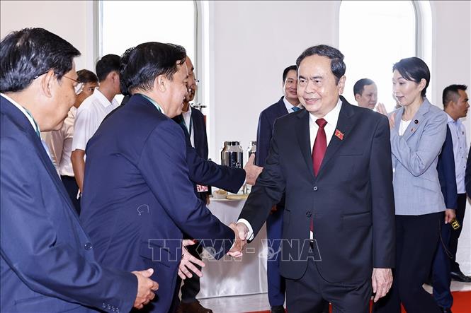 Chủ tịch Quốc hội Trần Thanh Mẫn với đại biểu. Ảnh: Doãn Tấn – TTXVN