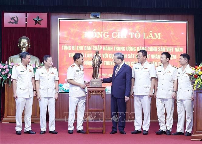 Tổng Bí thư Tô Lâm tặng bức tượng Chủ tịch Hồ Chí Minh cho Cục Cảnh sát hình sự. Ảnh: Thống Nhất - TTXVN
