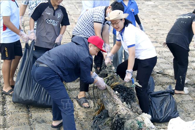 Các bạn đoàn viên, thanh niên, đại diện khu du lịch… cùng chung tay dọn rác thải đại dương làm đẹp bãi biển Mũi Né (Lâm Đồng). Ảnh: Nguyễn Thanh - TTXVN