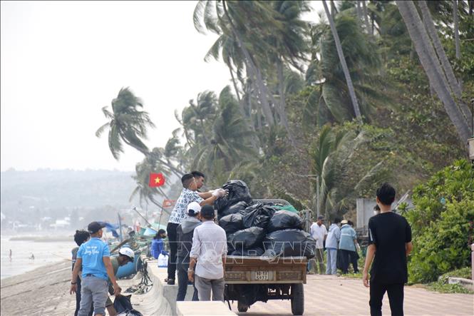Rác thải được tập kết lại và xe chở đến nơi xử lý. Ảnh: Nguyễn Thanh - TTXVN