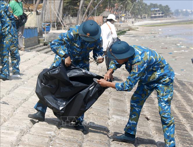 Các lực lượng tham gia dọn rác thải đại dương tấp vào biển Mũi Né (Lâm Đồng). Ảnh: Nguyễn Thanh - TTXVN