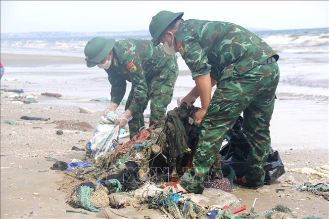 Rất nhiều rác thải đại dương tấp vào bãi biển Mũi Né (Lâm Đồng) từ tháng 6 đến tháng 9 hàng năm khi bước vào mùa gió Nam. Ảnh: Nguyễn Thanh - TTXVN