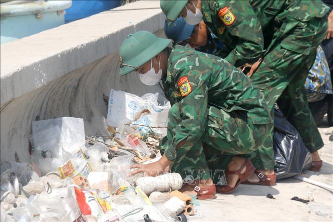 Các lực lượng tham gia dọn rác thải đại dương tấp vào biển Mũi Né (Lâm Đồng). Ảnh: Nguyễn Thanh - TTXVN
