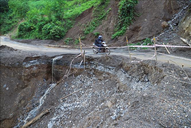 Trên tuyến quốc lộ 16 cung đường từ xã Mường Xén đi xã Bắc Lý (tỉnh Nghệ An) cũng tồn tại nhiều điểm sạt lở gây ảnh hưởng cho phương tiện lưu thông. Ảnh: Xuân Tiến - TTXVN 
