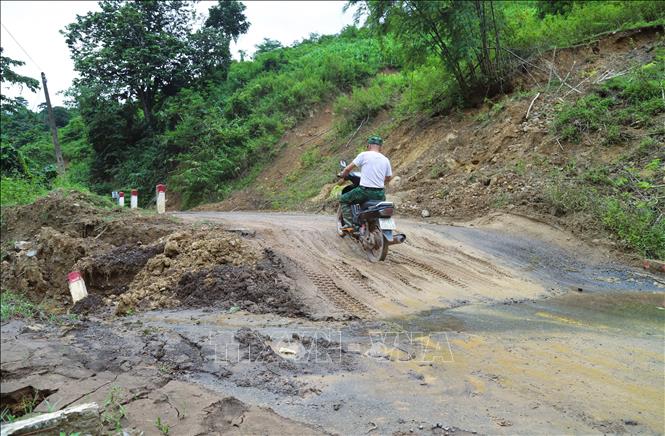 Một cung sạt trượt quy mô lớn xuất hiện trên quốc lộ 16 đoạn xã Mường Xén đi Bắc Lý sau đợt lũ cuối tháng 7/2025 đã lún khoảng 50cm so với mặt đường quốc lộ 16. Ảnh: Xuân Tiến - TTXVN  