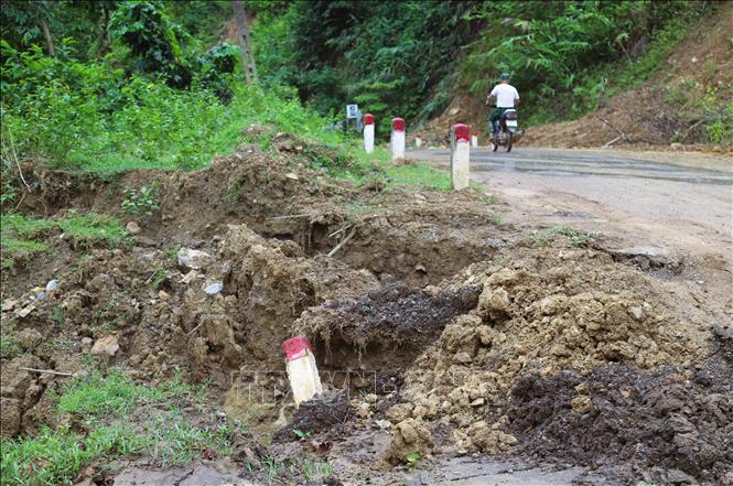 Một điểm sạt lở trên tuyến quốc lộ 16. Ảnh: Xuân Tiến - TTXVN 