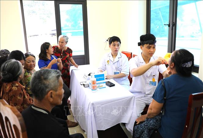Y, bác sĩ Học viện Quân y khám bệnh cho người dân địa phương xã Tân Trào, tỉnh Tuyên Quang. Ảnh: Minh Tâm - TTXVN