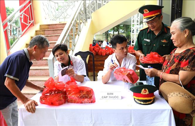 Y, bác sĩ Học viện Quân y tư vấn sức khỏe và cách sử dụng thuốc cho người dân xã Tân Trào, tỉnh Tuyên Quang. Ảnh: Minh Tâm - TTXVN