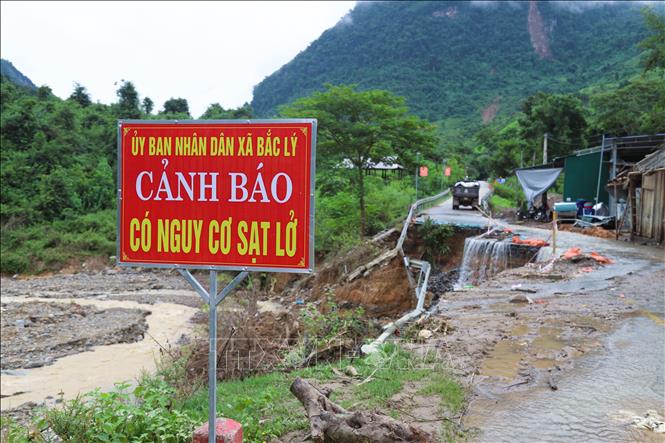 Chính quyền địa phương xã Bắc Lý (tỉnh Nghệ An) đã cho cắm biển cảnh báo tại hai đầu điểm sạt lở để người đi đường chú ý đề phòng. Ảnh: Xuân Tiến - TTXVN 