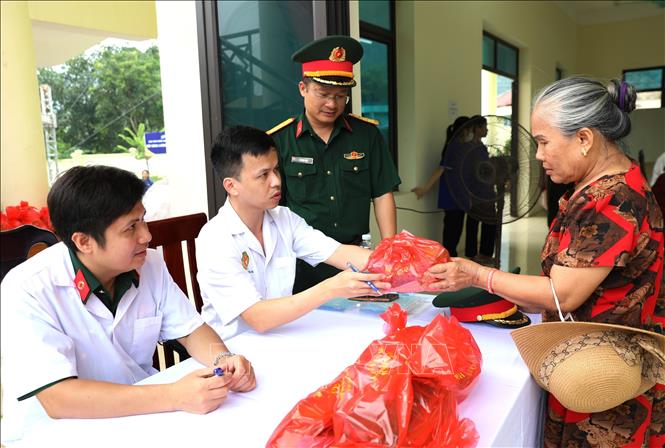 Y, bác sĩ Học viện Quân y phát thuốc, tư vấn sức khỏe cho người dân xã Tân Trào, tỉnh Tuyên Quang. Ảnh: Minh Tâm - TTXVN