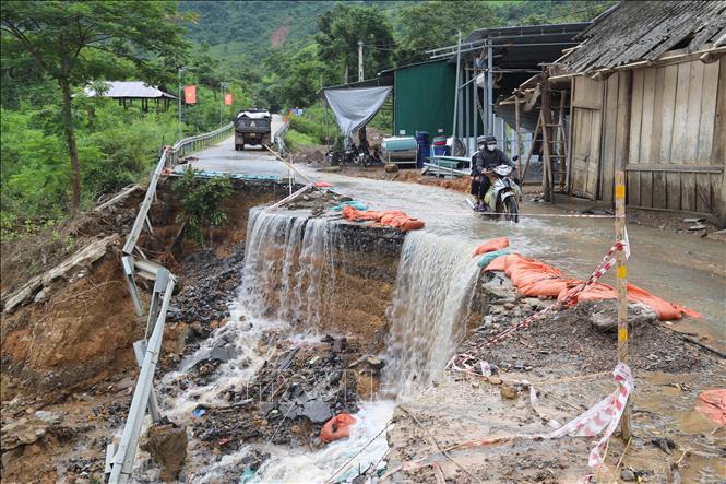 Tình trạng sạt lở đã ăn sâu vào tim đường gây khó khăn, nguy hiểm cho người điều khiển xe máy lưu thông qua điểm sạt lở. Ảnh: Xuân Tiến - TTXVN 