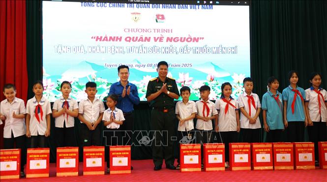 Lãnh đạo Bộ Chỉ huy Quân sự tỉnh Tuyên Quang và Tỉnh đoàn Tuyên Quang tặng quà cho học sinh vượt khó học giỏi tại xã Tân Trào, tỉnh Tuyên Quang. Ảnh: Minh Tâm - TTXVN