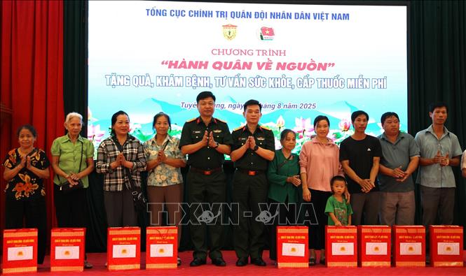 Lãnh đạo Cục Chính trị Quân khu 2 và Học viện Quân y tặng quà cho các gia đình chính sách xã Tân Trào, tỉnh Tuyên Quang. Ảnh: Minh Tâm - TTXVN