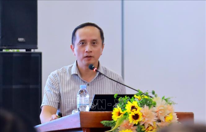 Ông Đỗ Minh Phương, Phó Giám đốc Trung tâm Kiểm định Cục chuyển đổi số, Bộ Nông nghiệp và Môi trường giải đáp các thắc mắc về AI tại buổi tọa đàm. Ảnh: Văn Tý-TTXVN