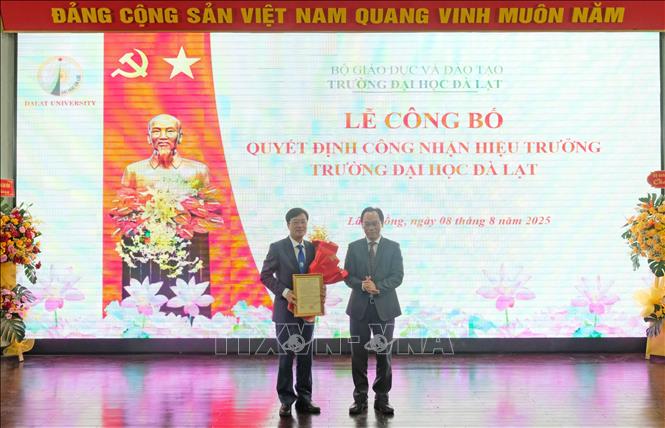 Lãnh đạo Bộ Giáo dục và Đào tạo trao quyết định bổ nhiệm hiệu trưởng trường Đại học Đà Lạt, nhiệm kỳ 2024 – 2029 cho Tiến sỹ Lê Minh Chiến. Ảnh: Nguyễn Dũng - TTXVN