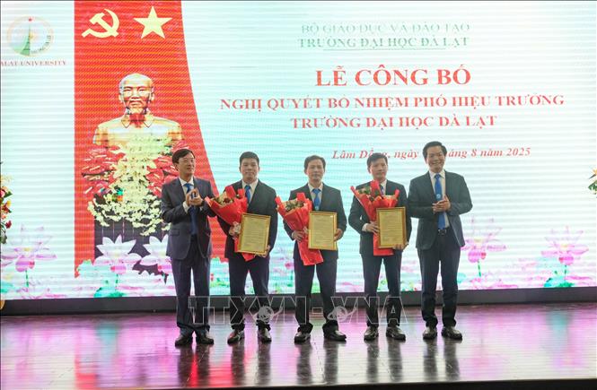 Lãnh đạo trường Đại học Đà Lạt trao quyết định bổ nhiệm cho 3 tân Phó Hiệu trưởng nhà trường. Ảnh: Nguyễn Dũng – TTXVN 