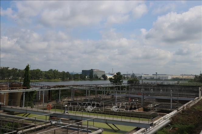 Cùng với hệ thống xử lý nước thải tập trung, khu công nghiệp Xuyên Á (xã Đức Lập, Tây Ninh) còn đầu tư hồ chứa với dung tích hơn 18.300m3 để phòng ngừa sự cố môi trường. Ảnh: Bùi Giang - TTXVN