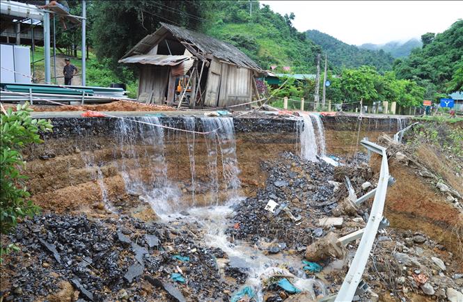 Tại điểm sạt lở, hàng chục khối đất đá đã bị sạt lở, cuốn trôi do mưa lũ và sạt trượt xuống lưu vực khe suối phía dưới. Ảnh: Xuân Tiến - TTXVN 