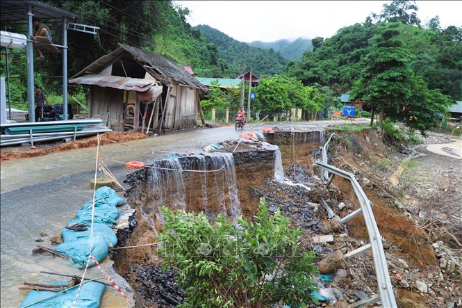 Hiện trạng điểm sạt lở trên quốc lộ 16 đoạn ngã ba bản Buộc, gần trụ sở UBND xã Bắc Lý (tỉnh Nghệ An). Ảnh: Xuân Tiến - TTXVN 