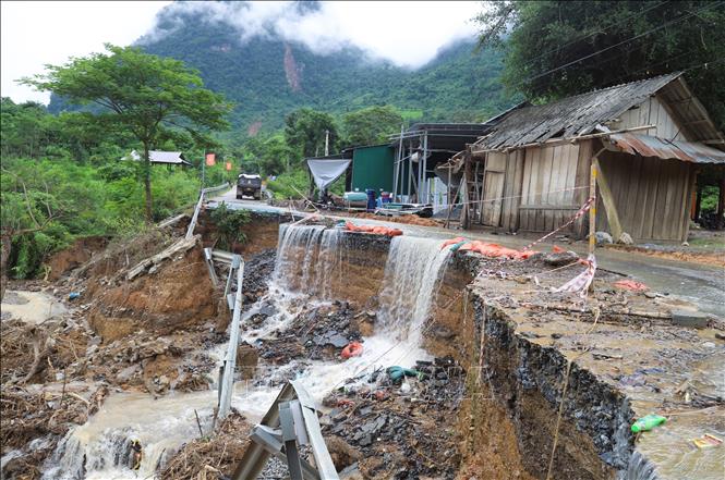 Nguy cơ quốc lộ 16 bị chia cắt rất cao bởi tại điểm sạt lở này có độ dốc, lượng nước liên tục từ chân núi chảy ra, đổ xuống vách hàm ếch của điểm sạt lở. Ảnh: Xuân Tiến - TTXVN 