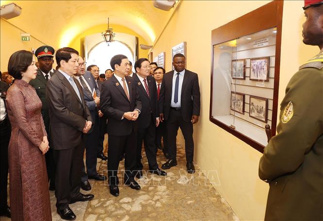Chủ tịch nước Lương Cường và Phu nhân cùng đại biểu nghe giới thiệu về các hiện vật, tư liệu trong Bảo tàng. Ảnh: Lâm Khánh - TTXVN