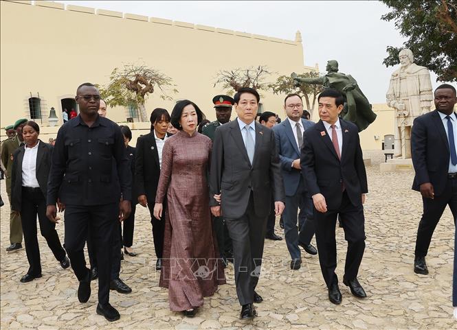 Chủ tịch nước Lương Cường và Phu nhân tham quan Bảo tàng Lịch sử quân đội Angola. Ảnh: Lâm Khánh - TTXVN