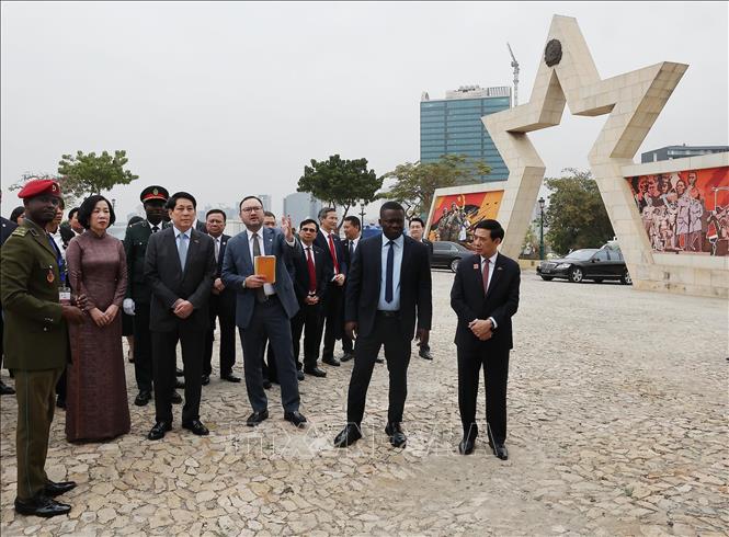Chủ tịch nước Lương Cường và Phu nhân tham quan Bảo tàng Lịch sử quân đội Angola. Ảnh: Lâm Khánh - TTXVN