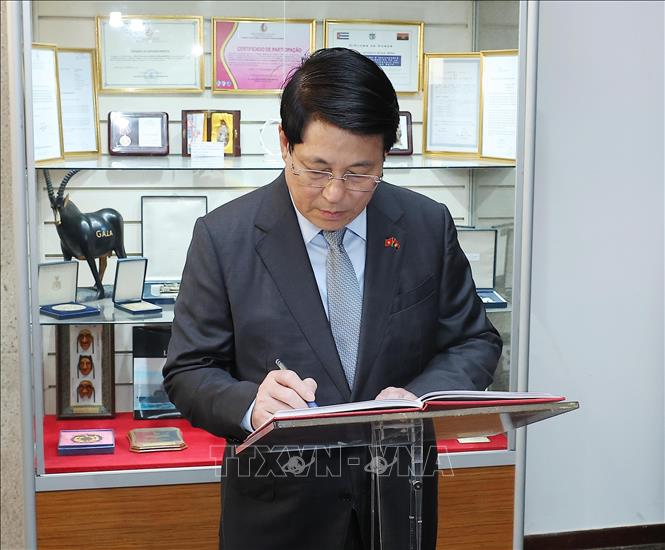 Chủ tịch nước Lương Cường ghi lưu bút tại Bảo tàng Lịch sử quân đội Angola. Ảnh: Lâm Khánh - TTXVN